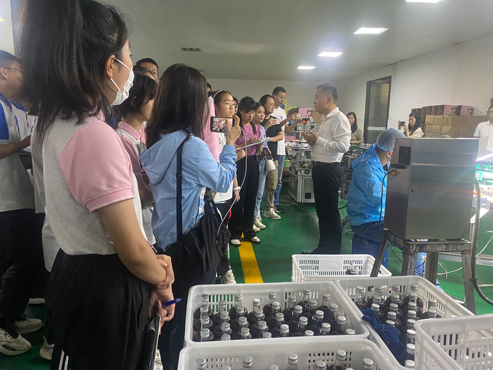 合肥第四十六中学参观草莓视频官网入口果酒生产基地